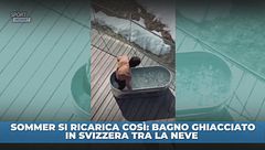 Sommer, bagno ghiacciato nelle Alpi