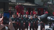 Milan, la carica del popolo rossonero: la squadra canta con loro