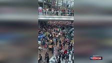 Influencer regalano soldi, in migliaia si radunano al centro commerciale