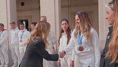 Meloni riceve gli atleti paralimpici: sorrisi, foto e la bandiera firmata