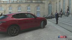 Crisi energetica, Meloni arriva al summit di Parigi: l'abbraccio con Macron