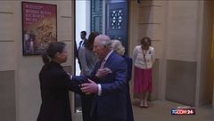 Una regina alla moda, Carlo e Camilla visitano la mostra sui vestiti di Elisabetta