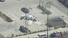 California, ultraleggero si schianta in un parcheggio
