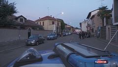 Pavia: spara dalla sua abitazione e si barrica in casa, due feriti
