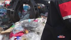 Trieste, getta per sbaglio 7mila euro tra i rifiuti: li ritrovano i carabinieri