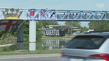 Juve, i tifosi accolgono la squadra a Milano