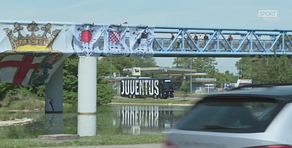 Juve, i tifosi accolgono la squadra a Milano