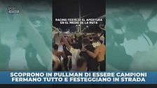 Scoprono di essere campioni mentre sono sul bus e festeggiano in strada