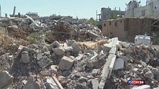 Gaza, la ricostruzione delle case con il fango