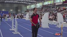 In Germania la gara a ostacoli... dei cavallucci a dondolo