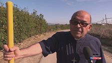 Caltanissetta, parroco rattoppa le buche in strada: "Mi hanno detto basta, rischiavo una multa"