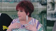 Orietta Berti spiega l'igiene da Fazio: "Mi lavo solo col sapone da bucato"