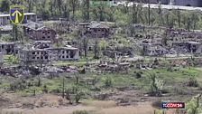 Un drone ucraino riprende la devastazione di un villaggio vicino a Kharkiv