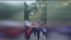 Tifosi del Barcellona cosa fate? Attaccano il bus del… Barcellona!