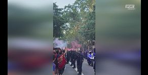Tifosi del Barcellona cosa fate? Attaccano il bus del… Barcellona!