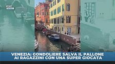 Giocata di classe a Venezia, gondoliere salva il pallone ai ragazzini.