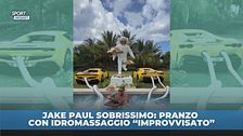 Jake Paul sobrissimo, improvvisa l'idromassaggio per il pranzo con le sue 2 supercar