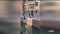 Venezia, il gondoliere "calciatore" salva la palla con un tocco da manuale