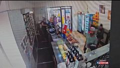 Donna aggredita a martellate, il marito fermato in un bar: le immagini