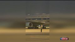 Soldato cinese sfiorato dall'Air Force One di Trump: il video shock