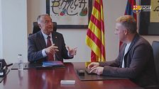 Firma, stretta di mano e foto di rito. Il rinnovo di Flick col Barça