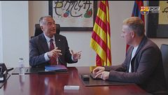 Firma, stretta di mano e foto di rito. Il rinnovo di Flick col Barça