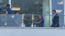 L'Inter presenta la nuova maglia in centro a Milano: ci sono anche i due trofei stagionali