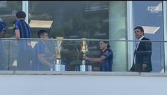 L'Inter presenta la nuova maglia in centro a Milano: ci sono anche i due trofei stagionali