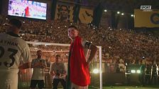 Cristiano Ronaldo, festa folle in campo: col tamburo sotto la curva