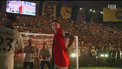 Cristiano Ronaldo, festa folle in campo: col tamburo sotto la curva