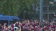 Bus della Juve accolto a bottigliate per il derby