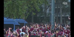 Bus della Juve accolto a bottigliate per il derby