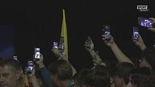 La Roma accolta dai tifosi in piena notte: delirio a Fiumicino