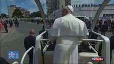 Acerra, Papa Leone fa (di nuovo) il gesto "6-7": il video virale