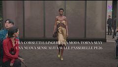 Corsetti e lingerie a vista, la moda dell'Estate 2026 torna a essere sexy