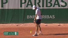 Shock al Roland Garros: Mensik si accascia sul campo