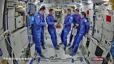 Il passaggio di consegne in orbita tra astronauti cinesi