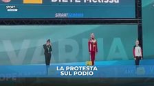 Ginnaste ucraine e russe insieme sul podio: protesta con occhi, bocca e orecchie coperte