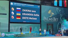 Orecchie e occhi tappati durante l'inno della Russia: la protesta delle baby atlete ucraine
