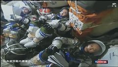 Tre astronauti cinesi tornano sulla Terra dopo sette mesi nello spazio
