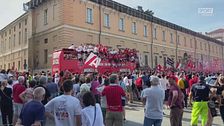 Il Monza sfila tra i tifosi sul bus scoperto