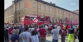 Il Monza sfila tra i tifosi sul bus scoperto