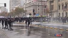 Cile, scontri a Santiago tra studenti e polizia: manifestanti dispersi con gli idranti