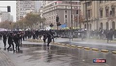 Cile, scontri a Santiago tra studenti e polizia: manifestanti dispersi con gli idranti