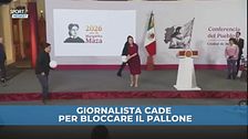 Messico: la Presidente lancia il pallone e una giornalista cade rovinosamente per bloccarla
