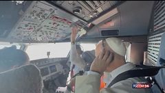 Papa Leone XIV saluta il jet che lo scorta dalla cabina di pilotaggio