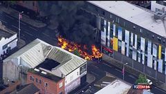 Belfast, veicoli in fiamme e strade bloccate dai manifestanti dopo un'aggressione shock in strada