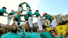 Papa a Barcellona per la veglia dei giovani accolto da una torre umana