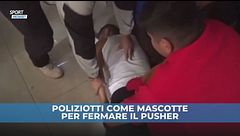Agenti come mascotte dei Mondiali per fermare il pusher: il blitz