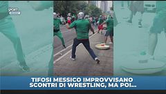 Tifosi Messico simulano wrestling, ma una donna…